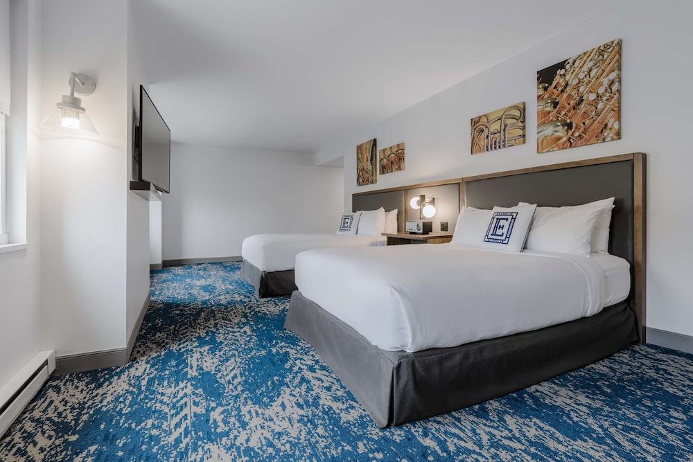 Room, 2 Queen Beds, Accessible (3x3 Shower) - Photo 3