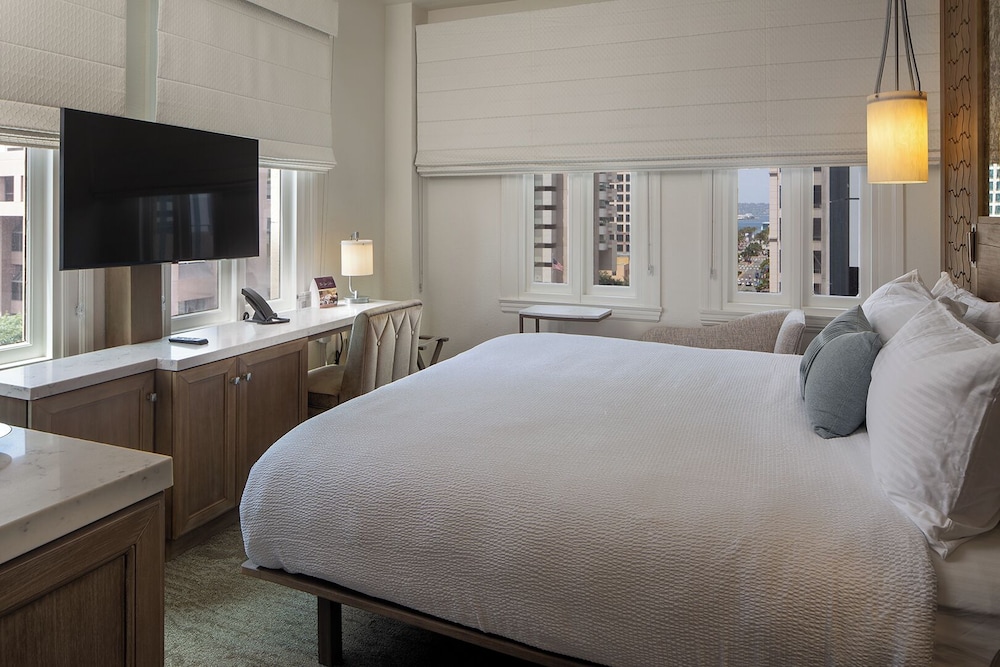 Premier Corner King Bed CitySide View - Photo 5
