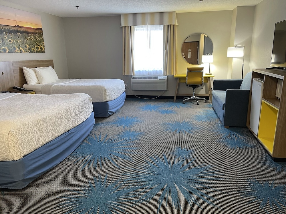 Suite, Non Smoking (king bed) - Photo 4