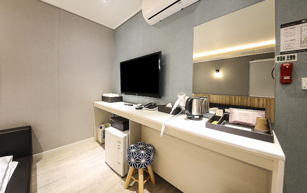 Family Triple Room, City View photo 3