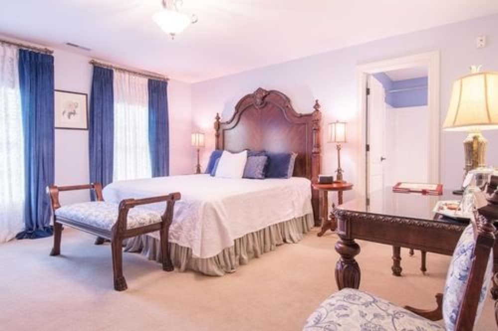 Superior Double Room, Ensuite (Main Street View King)