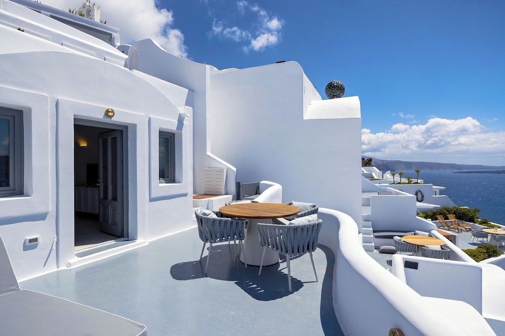 The Captain's Suite with Hot Tub & Caldera View - Photo 12