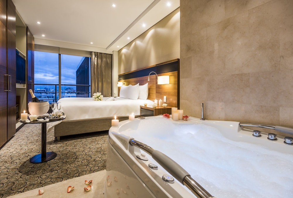 Suite, 1 King Bed, Executive Level - Photo 1
