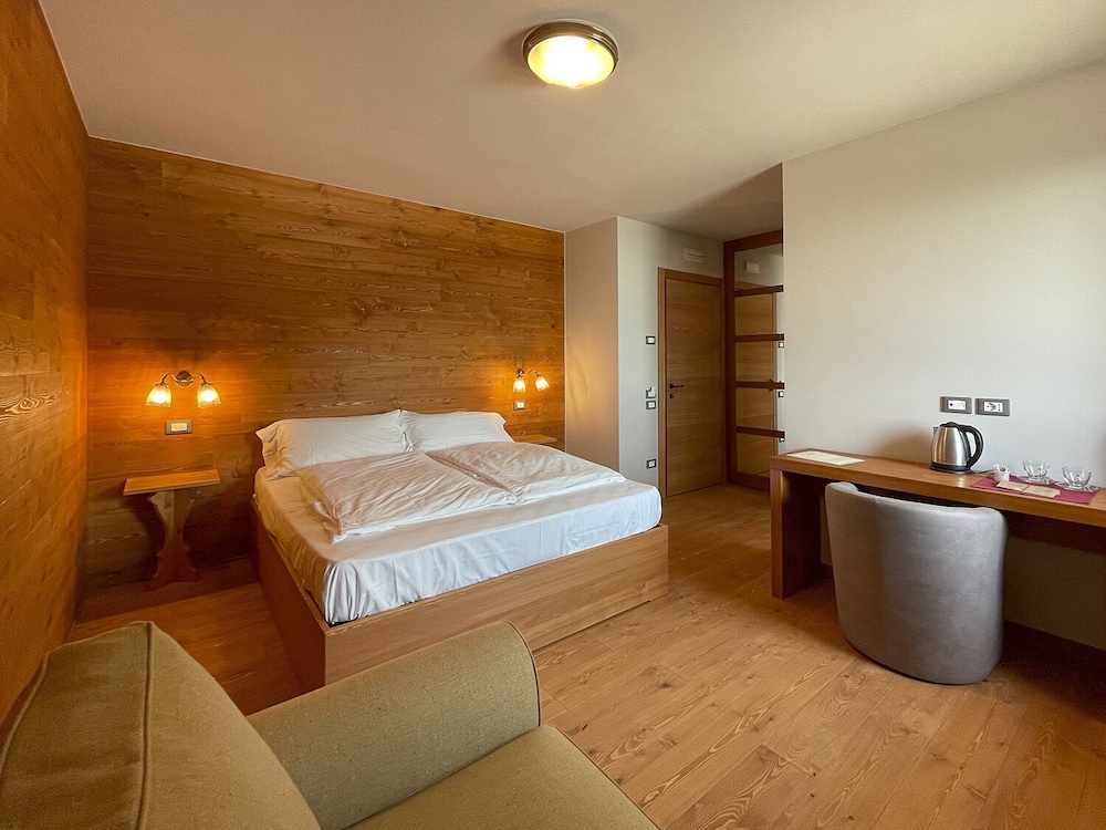 Deluxe Double Room, 1 Queen Bed with Sofa bed, Accessible, Valley View photo 1