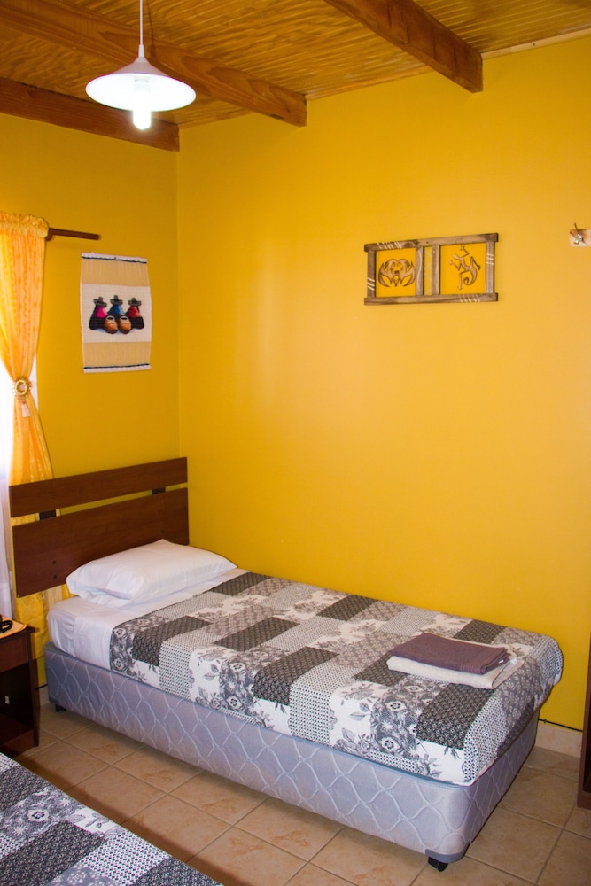 Economy Double Room, 2 Twin Beds, Shared Bathroom photo 1
