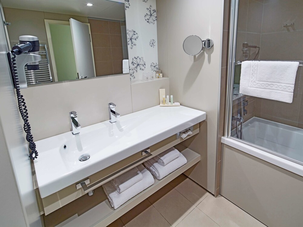 Junior Suite, 1 King Bed, Bathtub - Photo 3