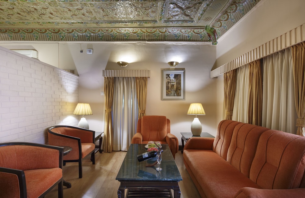Suite - Photo 13