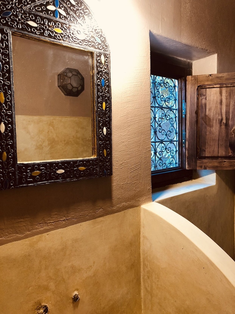 Standard House - Photo 8