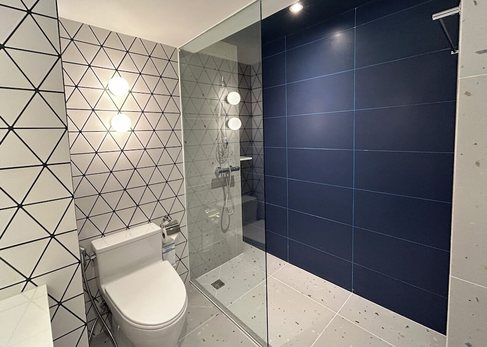 Deluxe New Blue Wave, Newly Renovated - Photo 8