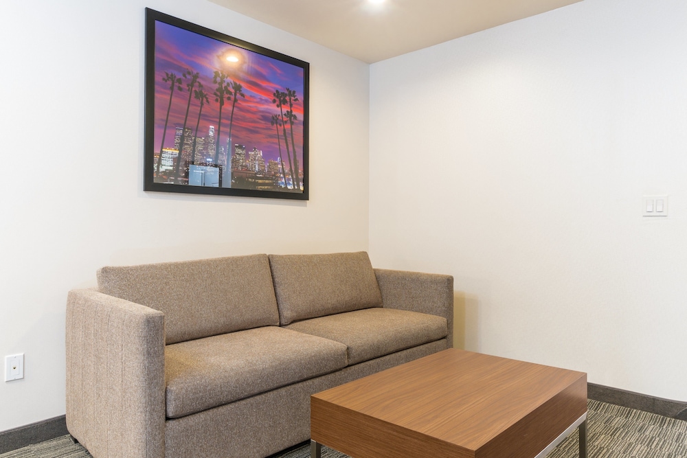 Suite, 1 King Bed (Extra Floor Space) thumbnail 5