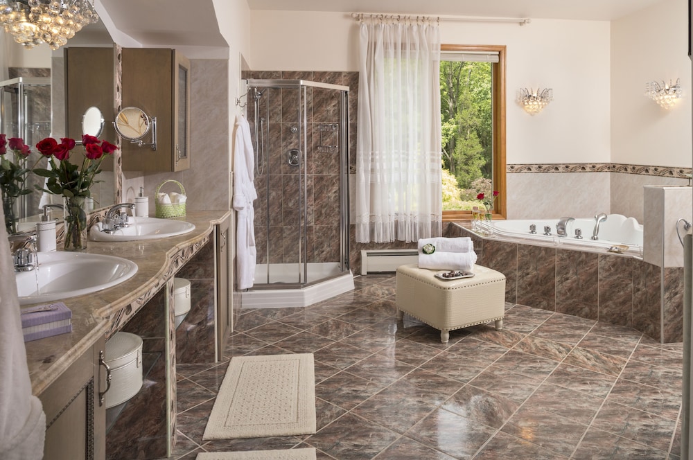 Royal Treatment Suite photo 2