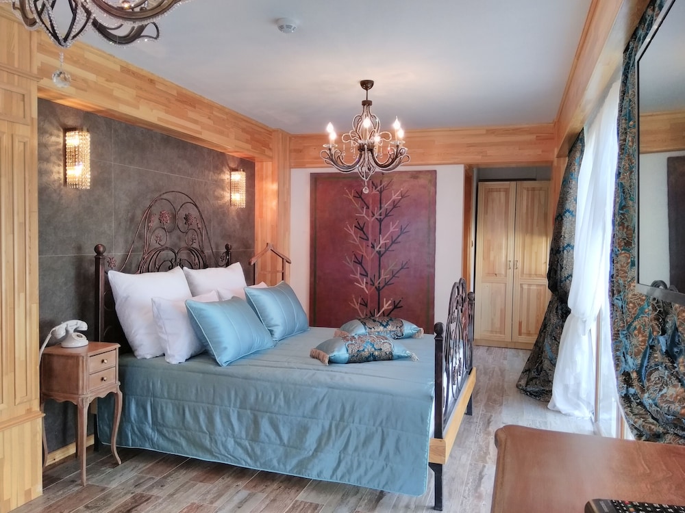 Deluxe Room, Fireplace photo 1