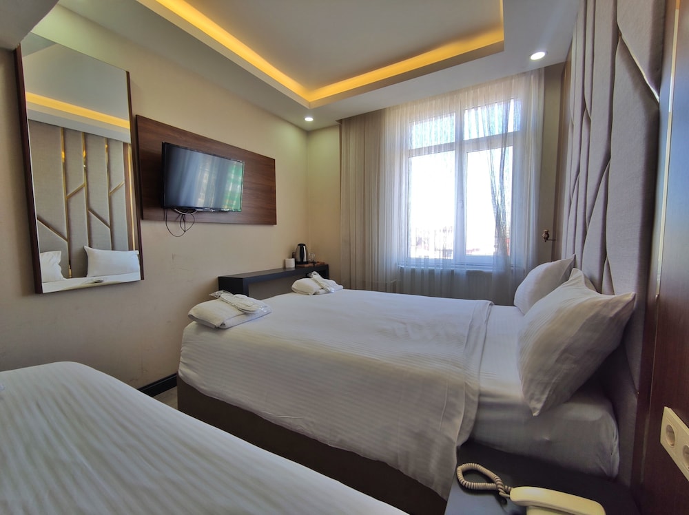 Economy Triple Room photo 3