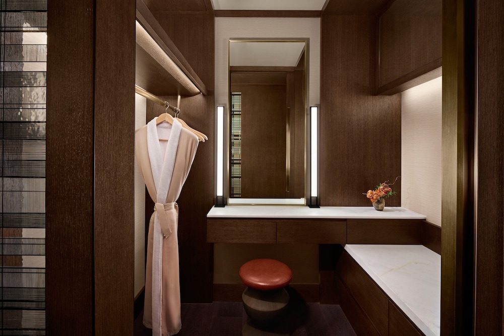 Club King Room