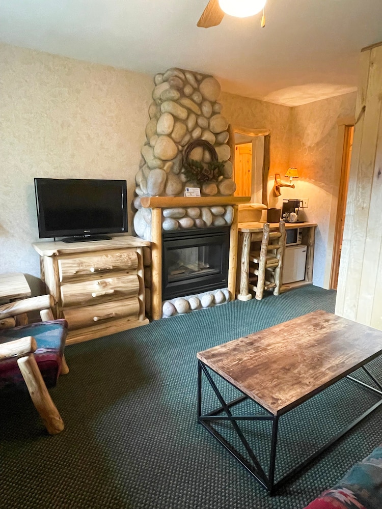 Queen Suite w/ Fireplace photo 1