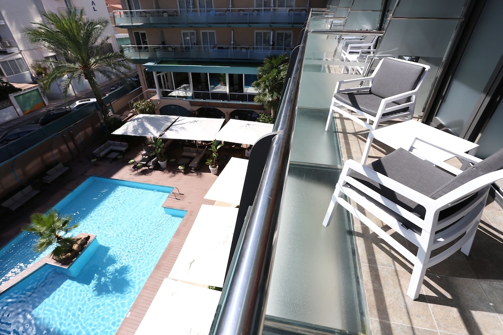 Triple Room URBAN, Pool View - Photo 4