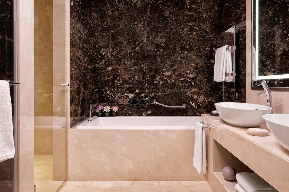 Panoramic Suite, 1 King Bed (View) thumbnail 6