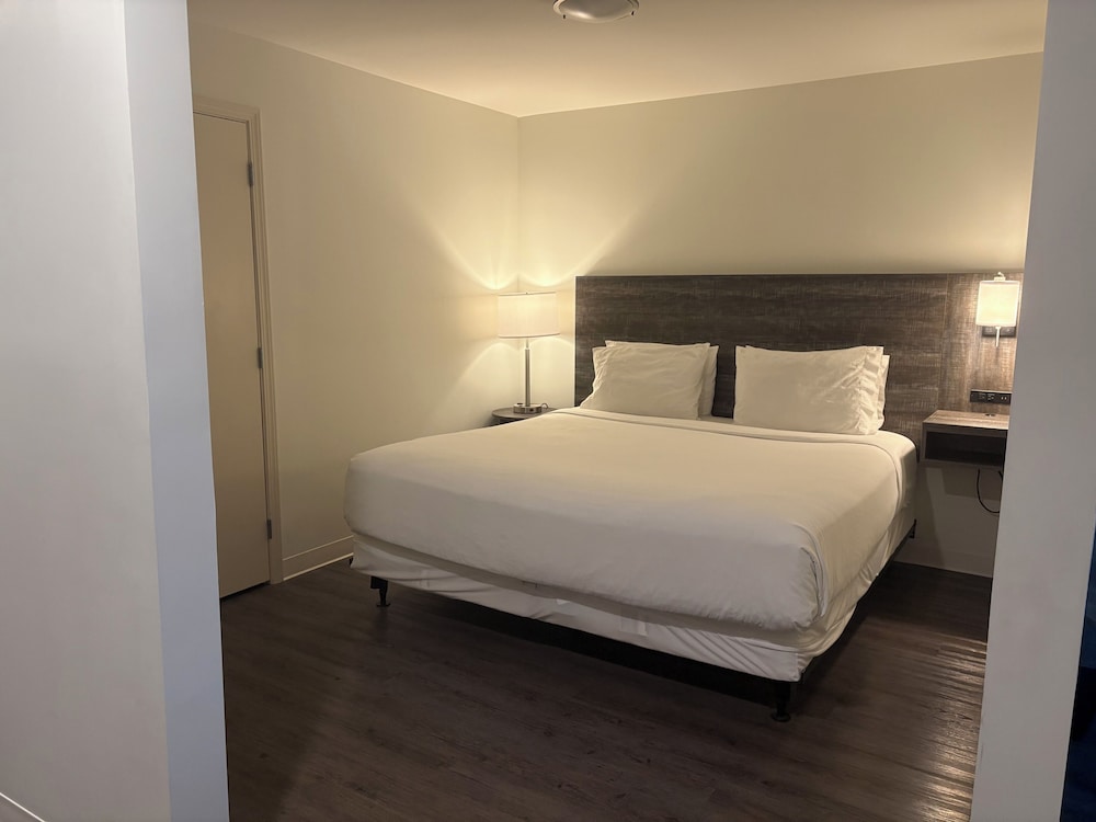 Classic Studio Suite, 1 King Bed, Accessible