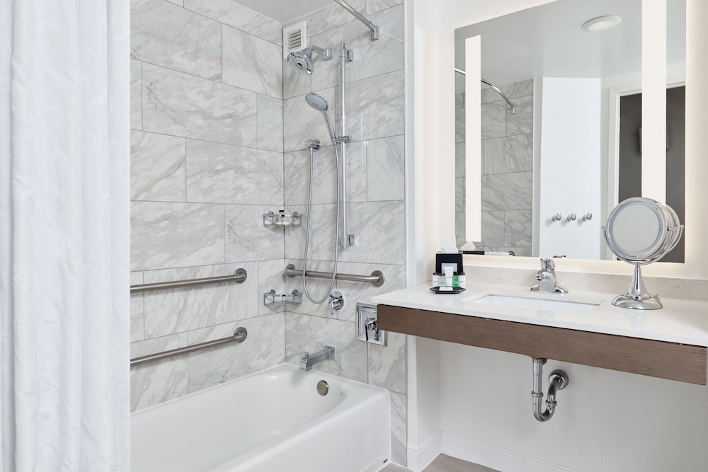 Traditional Room, 1 King Bed (Mobility Accessible, Tub) - Photo 5