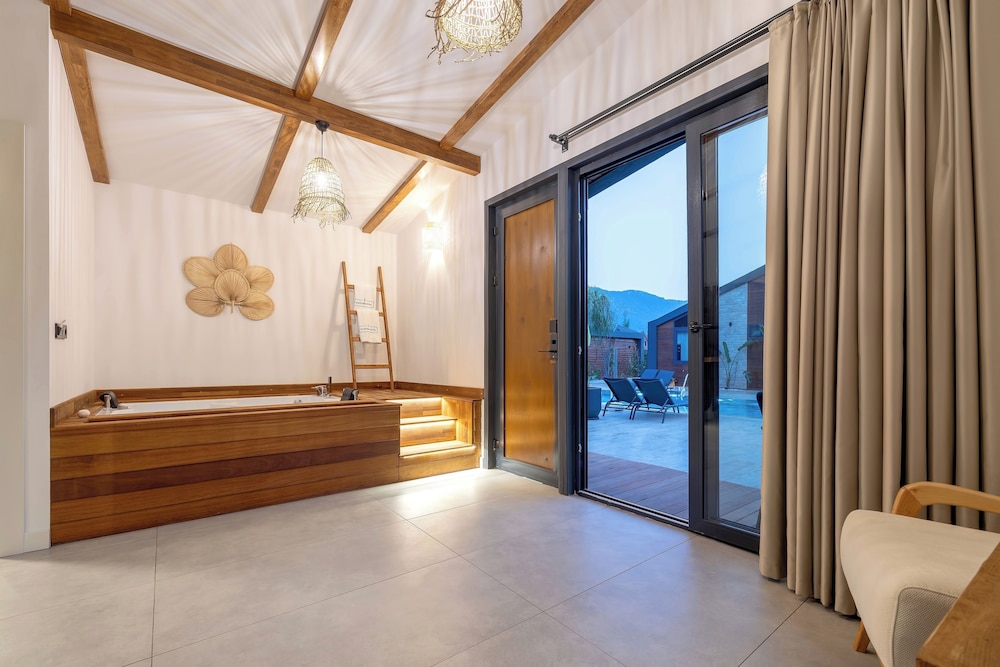 Junior Suite, Jetted Tub, Pool View photo 2