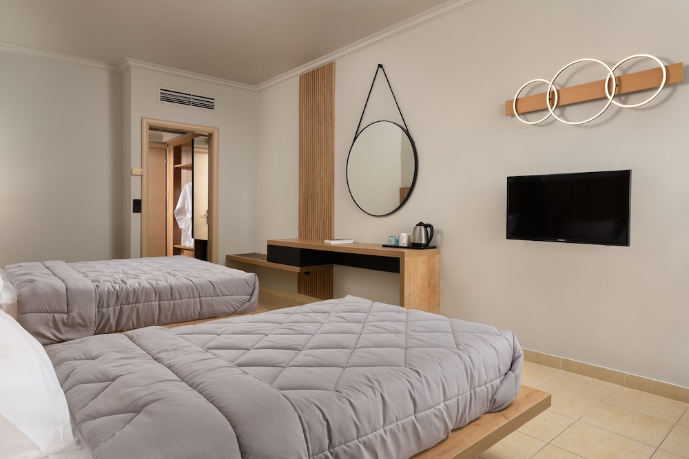 Deluxe Double Room, 1 Bedroom (Swim-Up) photo 3