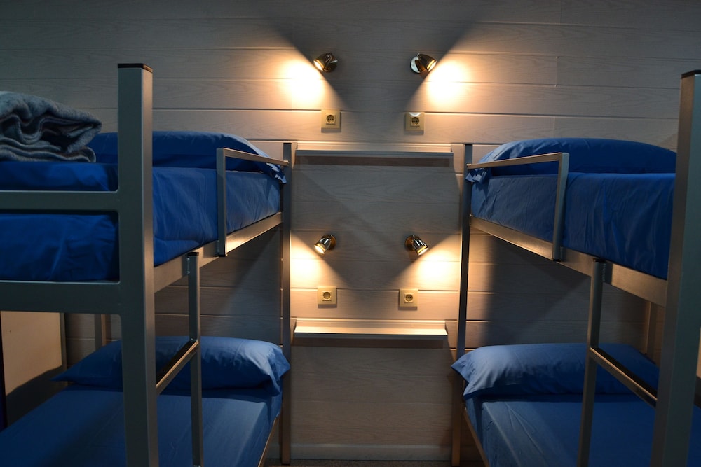 Dormitorio compartido, Baño compartido (1 cama en dormitorio de 20 camas)