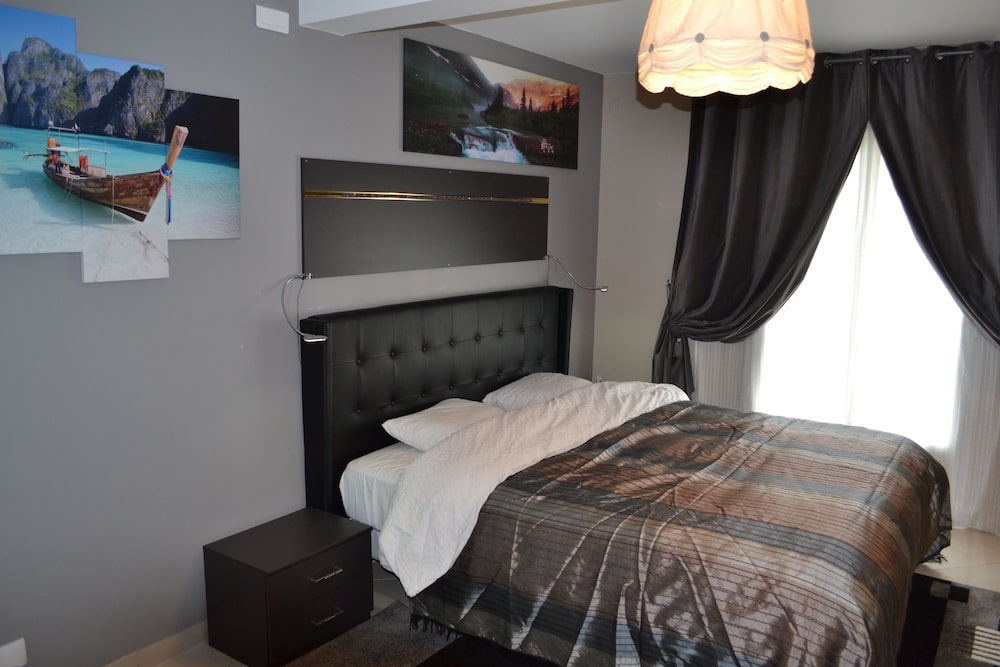 Room, Garden View