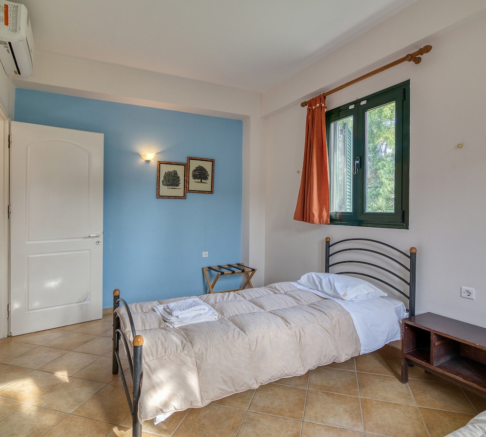 Family House, 2 Bedrooms, Sea Facing (Analipsi Villas Beach Front 3)