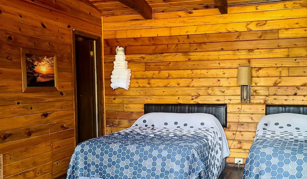 Standard Cabin, 2 Queen Beds, Kitchenette photo 3