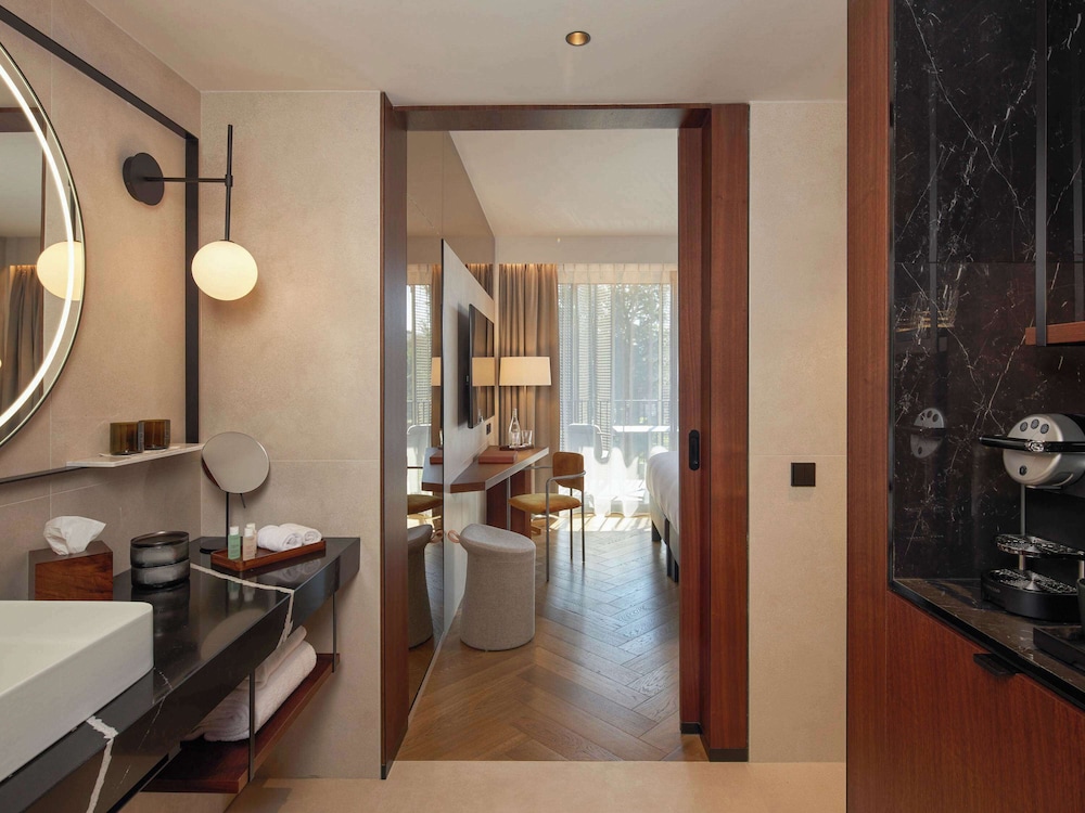 Superior Room, 1 Queen Bed, Balcony (Signature) - Photo 3