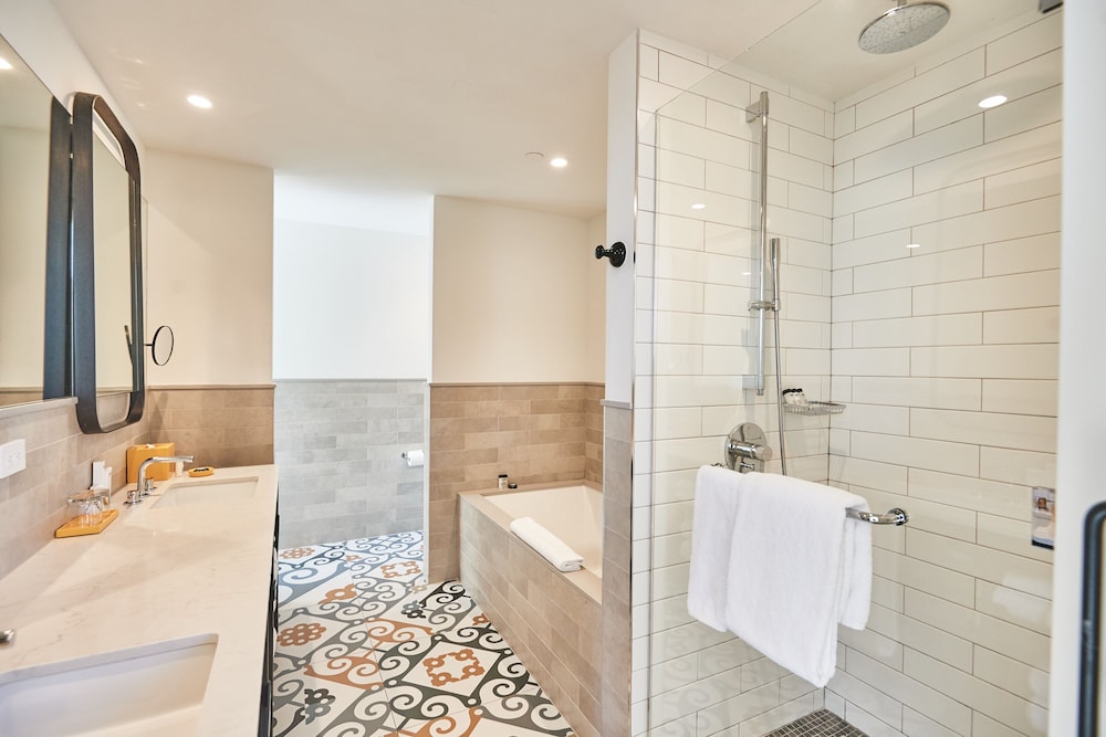 Suite, 1 Bedroom (Freedom Tower View) thumbnail 6