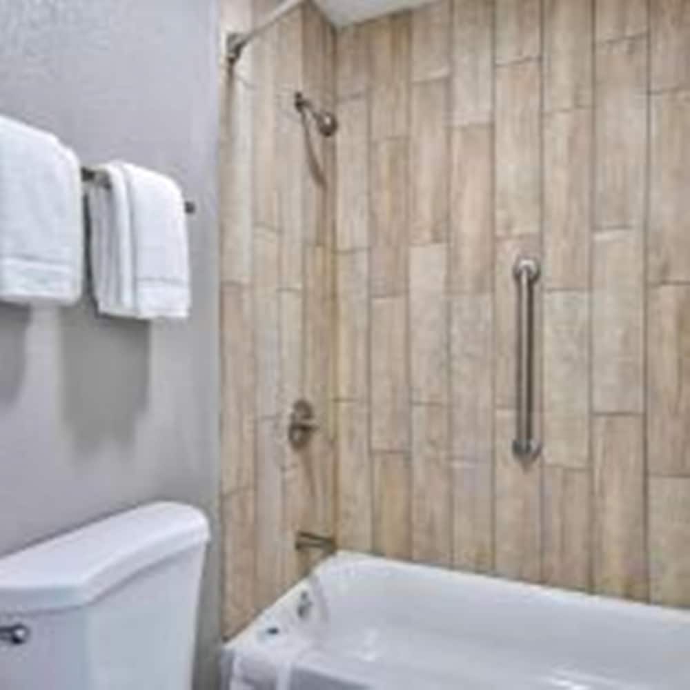 Standard Room, 1 King Bed, Accessible, Non Smoking photo 3