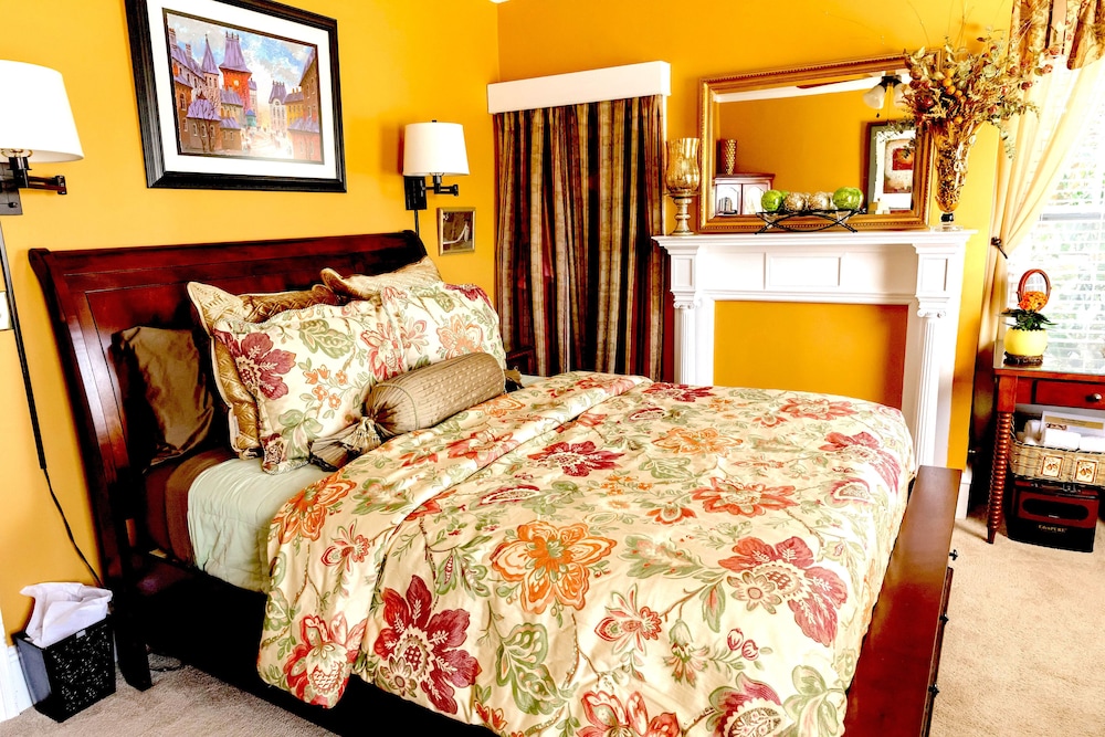 Classic Single Room, 1 Queen Bed, Bathtub (Virginia Wilson) photo 1