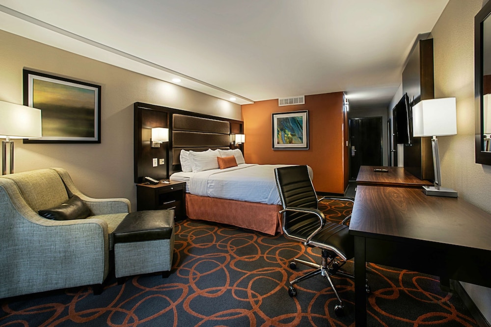 Standard Room, 1 King Bed, Accessible, Bathtub photo 1