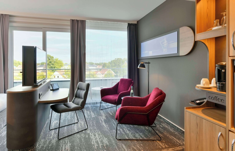 Junior Suite, 1 Queen Bed, Balcony - Photo 11