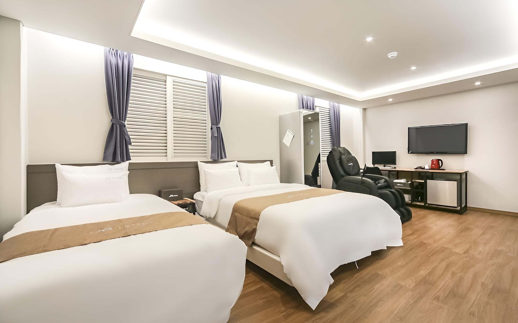 Room (VIP Premium Twin (double + single / m) photo 1