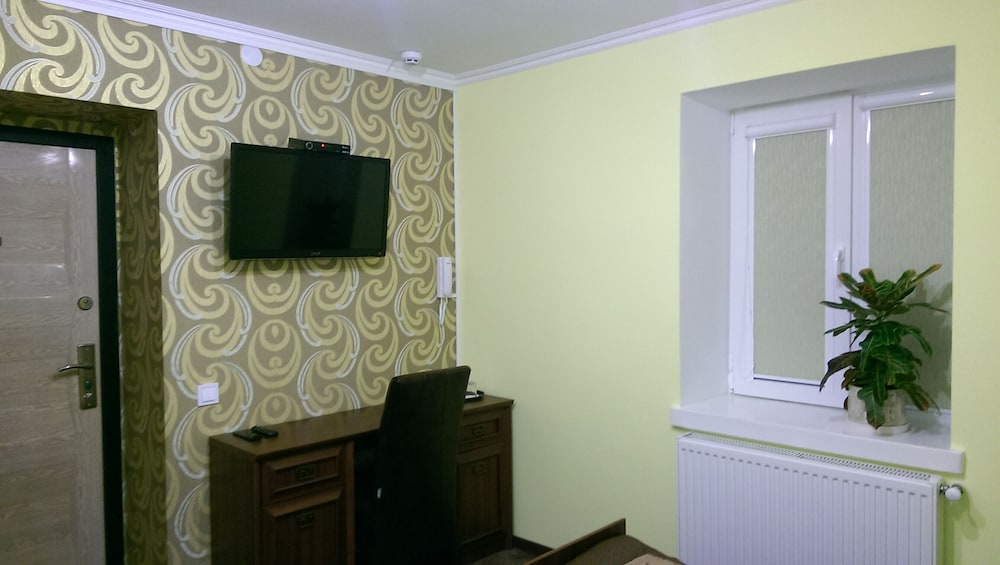Economy Double Room, 1 Queen Bed (Room 1) photo 2