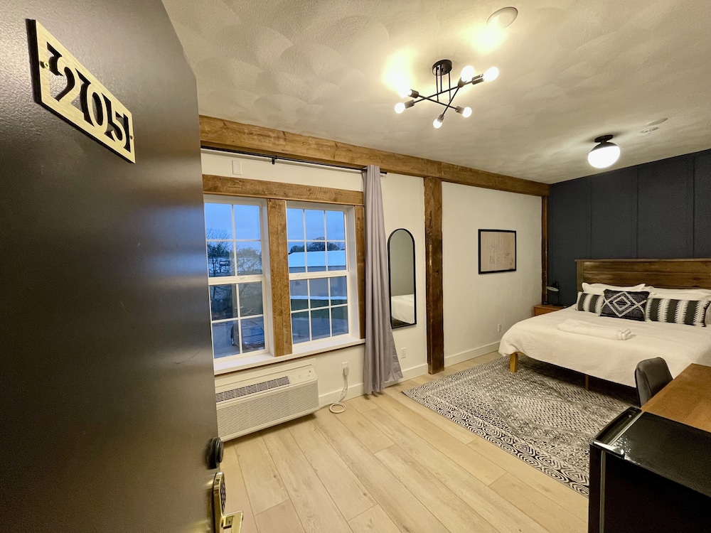 Design Room, 1 Queen Bed, Ensuite photo 1