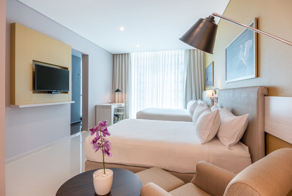Room, 2 Queen Beds, Accessible (Roll-In Shower)