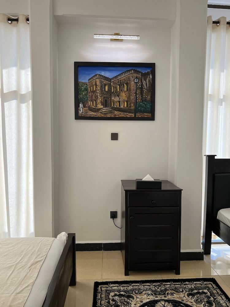 Family Room, City View photo 2