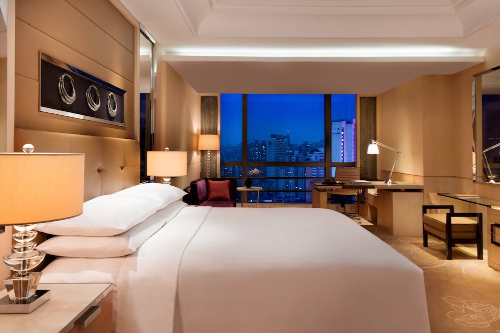 Club Room, 1 King Bed, Smoking