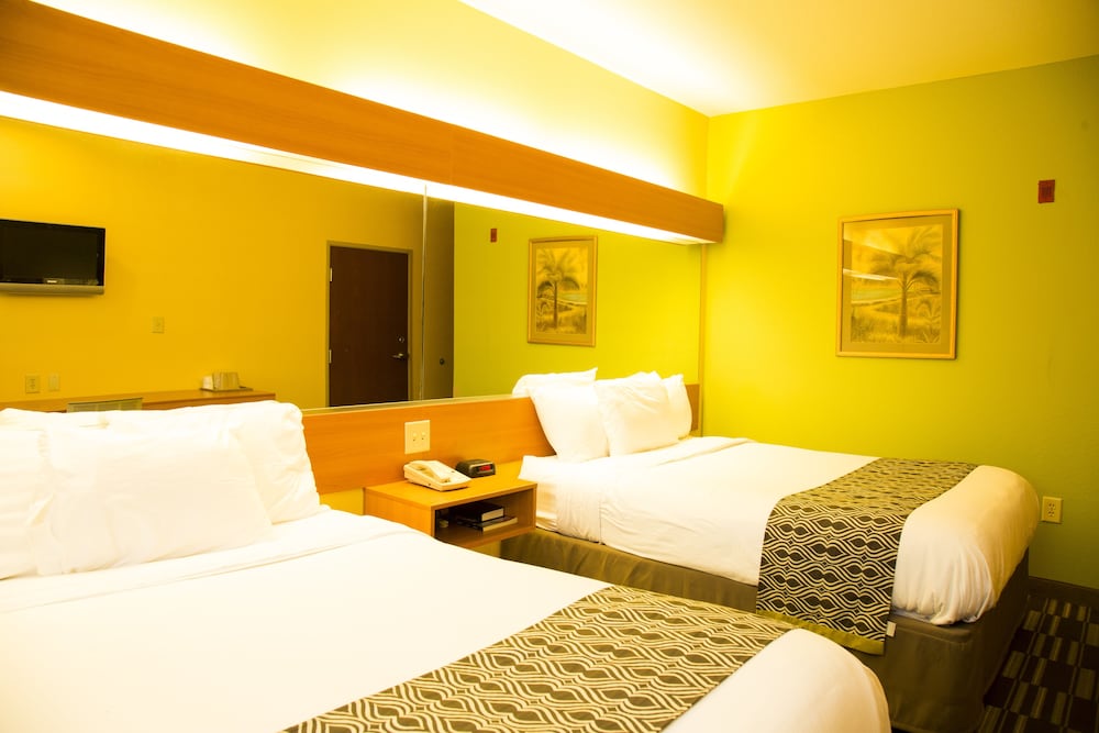Standard Room, 2 Queen Beds - Photo 2