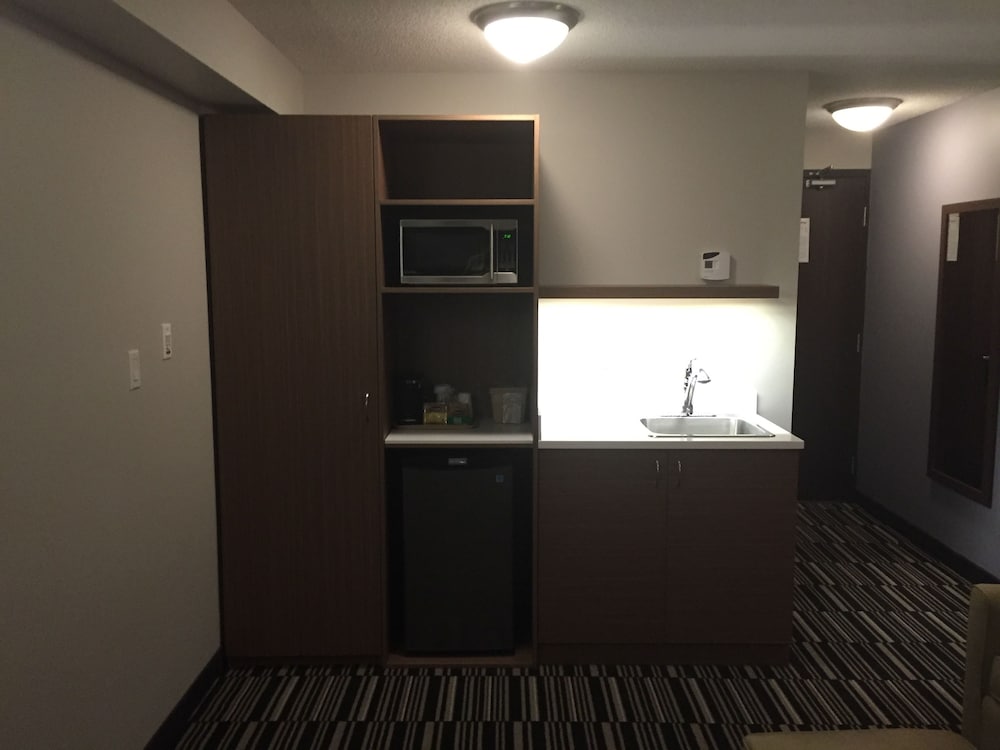 Suite, 1 Queen Bed, Non Smoking photo 2