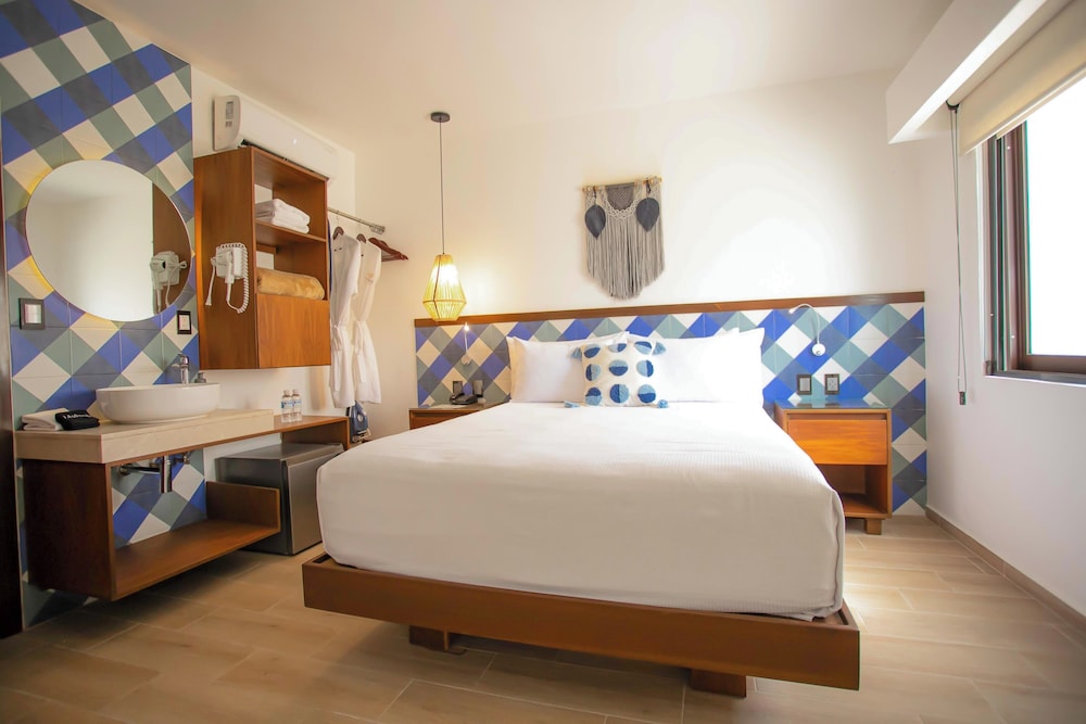 Superior Room, 1 Queen Bed, Refrigerator - Photo 4