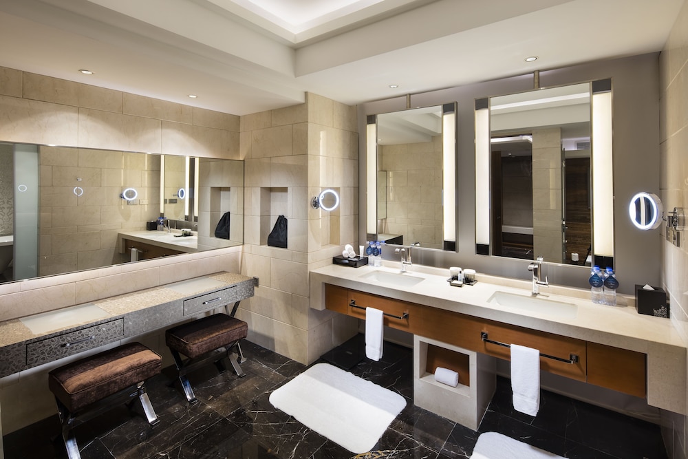 KING EXECUTIVE SUITE WITH LOUNGE ACCESS photo 3