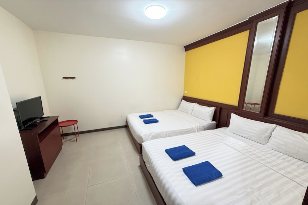Quadruple Room, No Windows photo 2