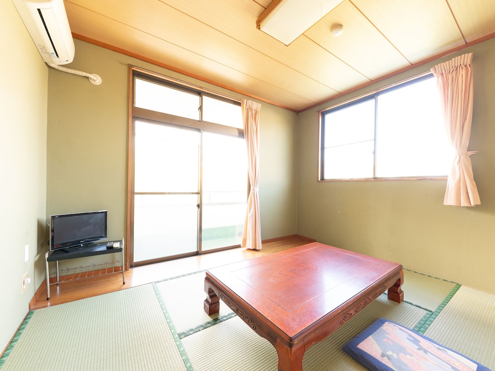 Japanese Room with Shared Washroom - Quadruple, Smoking - Photo 3