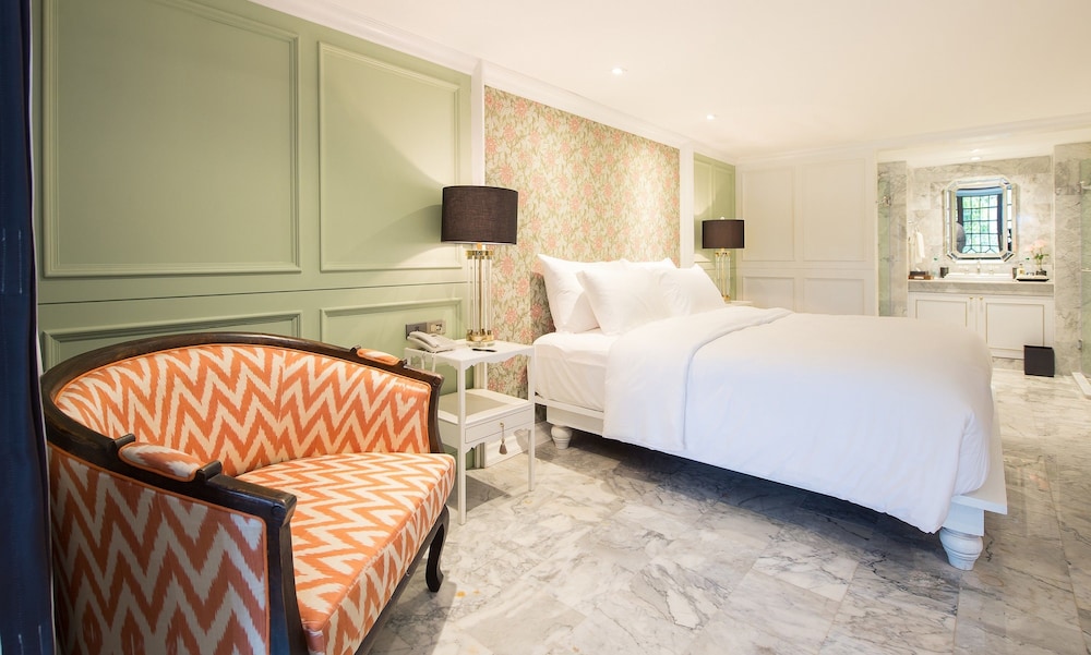 Deluxe Suite, 1 King Bed, Garden View photo 2