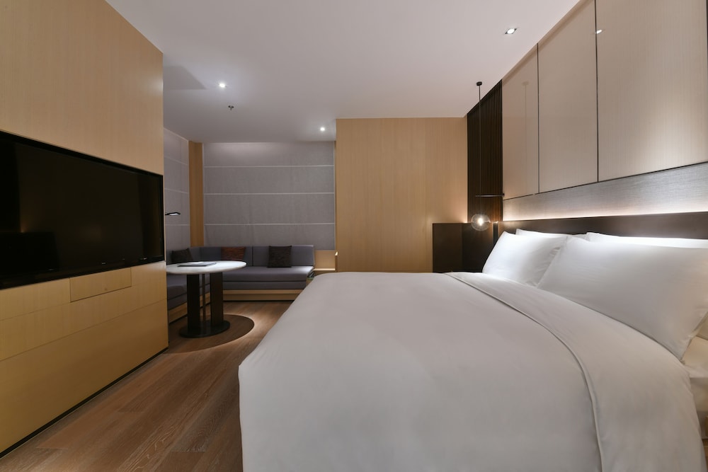 Premier Room, 1 King Bed, City View - Photo 2