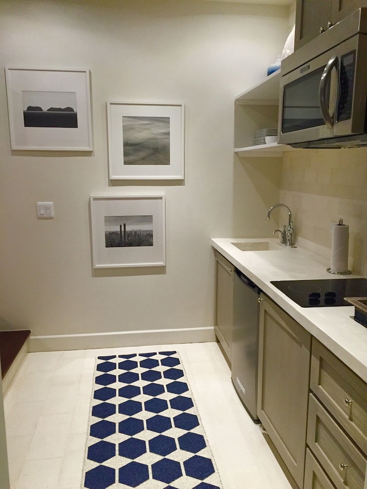 Deluxe Studio, 1 King Bed with Sofa bed, Kitchenette, City View (10 Calle La Ronda | 1 BR | 1 BA) photo 3